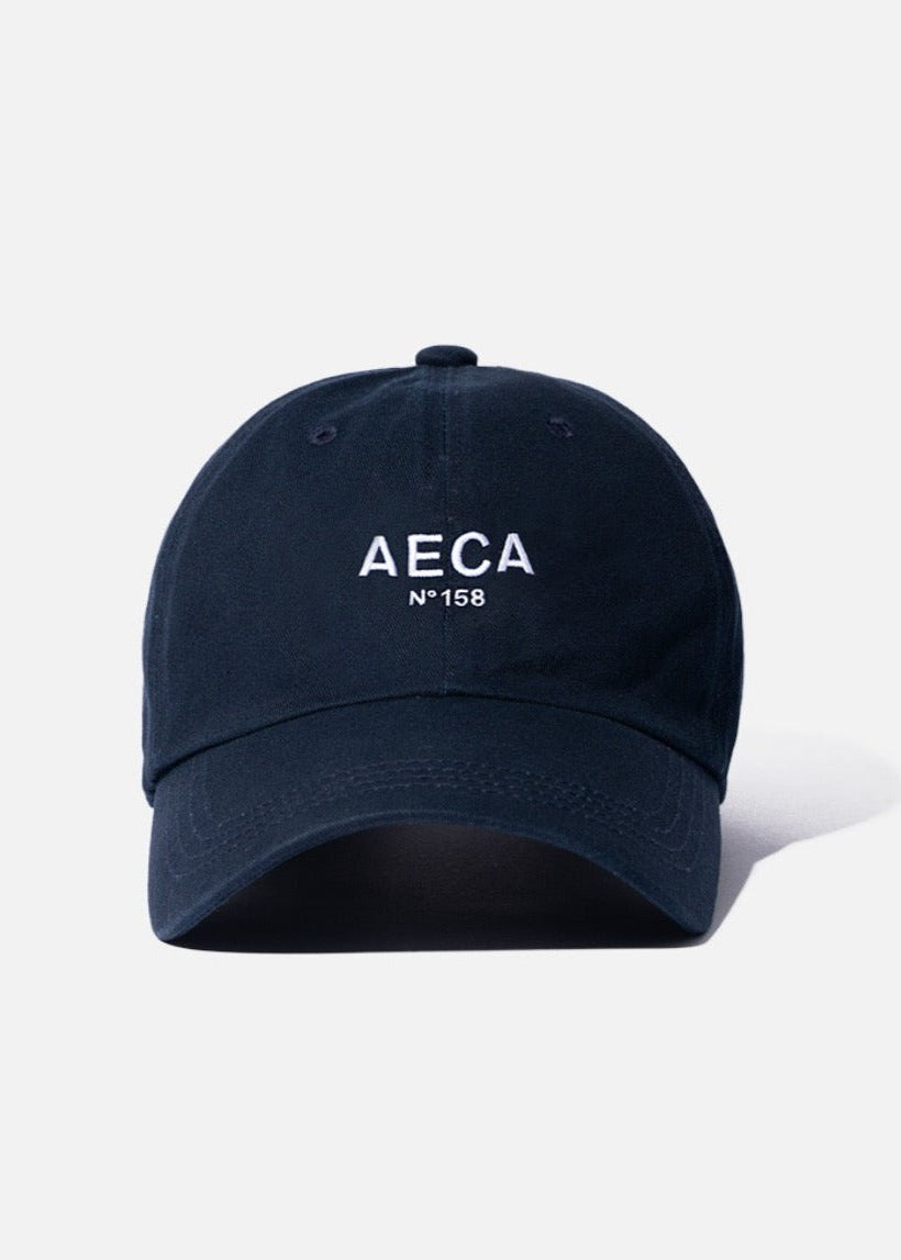 Кепка з логотипом від AECA